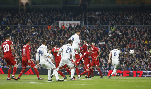 Raphael Varane scoring from a header in Real Madrid 3-0 Sevilla