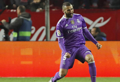 Karim Benzema celebrates the equalizer in Sevilla 3-3 Real Madrid