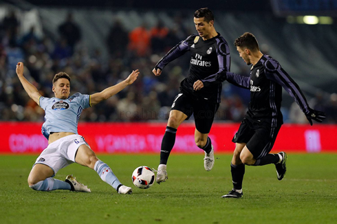 Cristiano Ronaldo dribbling a defender in Celta de Vigo 2-2 Real Madrid