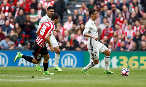 Cristiano Ronaldo passing the ball in Athletic Bilbao 1-2 Real Madrid