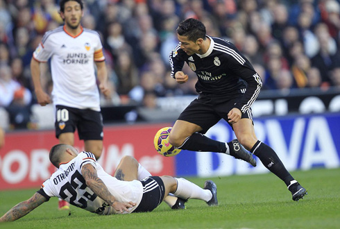 Otamendi tackles Ronaldo in Valencia vs Real Madrid