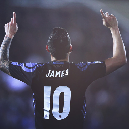 James Rodríguez points his fingers to the sky, after scoring for Real Madrid in 2017