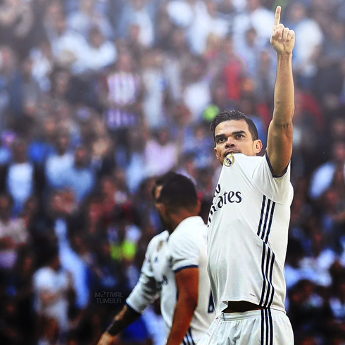 Pepe scores and raises his finger to the Bernabéu crowd