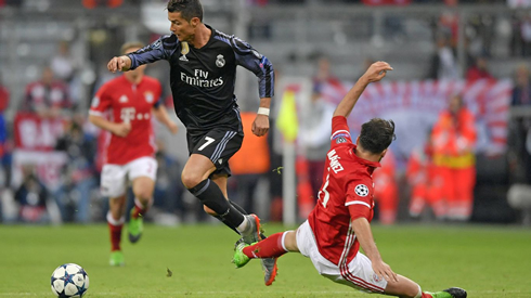 Cristiano Ronaldo dribbles Javi Martinez in Bayern Munchen vs Real Madrid in 2017