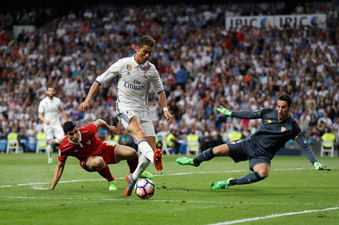 Cristiano Ronaldo backheel touch in Real Madrid league game against Sevilla in 2017