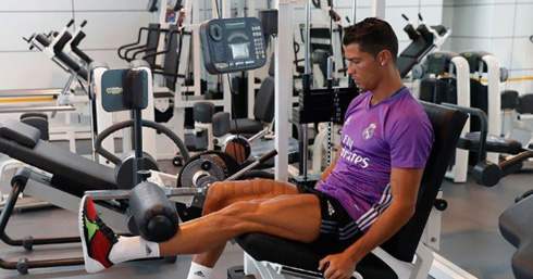 Cristiano Ronaldo left leg workout in the gym