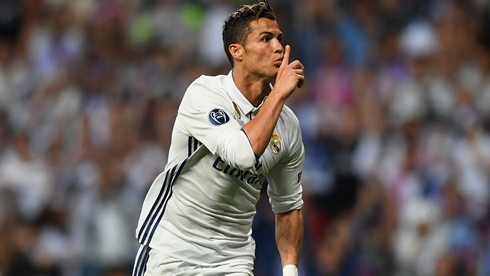 Cristiano Ronaldo tells fans to shut up in a Real Madrid jersey