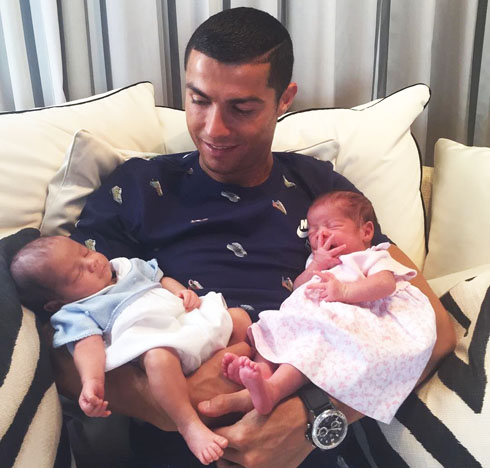 Cristiano Ronaldo holding his twins Eva and Mateo in his arms