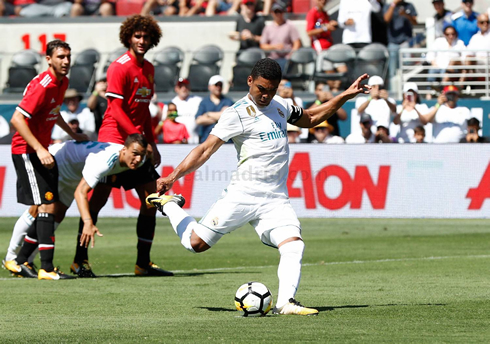 Casemiro scoring his penalty kick in Real Madrid 1-1 Man Utd in 2017 US tour