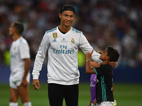 Cristiano Ronaldo and his son at the Bernabéu pitch after Real Madrid won the Supercopa in 2017