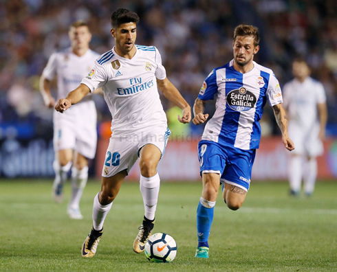 Marco Asensio moving the ball forward in Deportivo vs Real Madrid