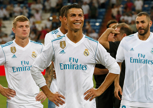 Cristiano Ronaldo in front of Toni Kroos and Karim Benzema