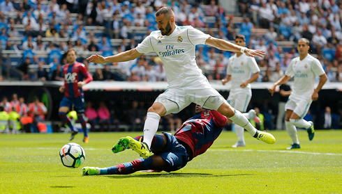 Karim Benzema gets injured against Levante