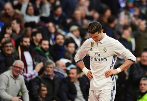 Cristiano Ronaldo puts his head down as the Bernabéu boos Real Madrid