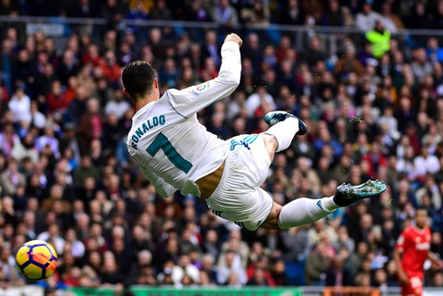 Cristiano Ronaldo acrobatic shot in Real Madrid vs Sevilla in La Liga 2017-2018