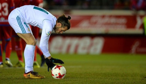 Gareth Bale placing the ball on the spot before taking a penalty-kick