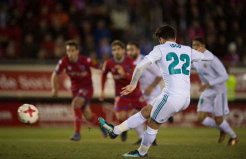 Isco converts a penalty-kick for Real Madrid in 2018