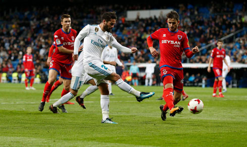 Isco using his right foot to shoot