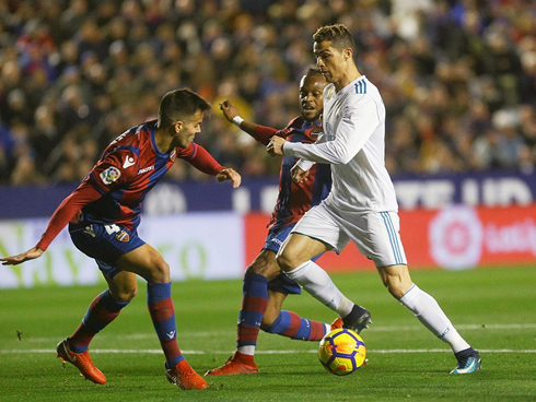 Cristiano Ronaldo facing two opponents in Levante 2-2 Real Madrid in 2018