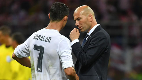 Zidane talking to Ronaldo in a Real Madrid game