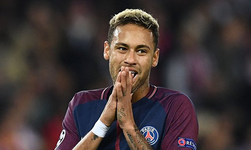 Neymar praying in PSG