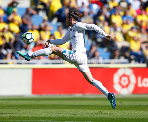 Gareth Bale stretching to reach the ball in Las Palmas 0-3 Real Madrid