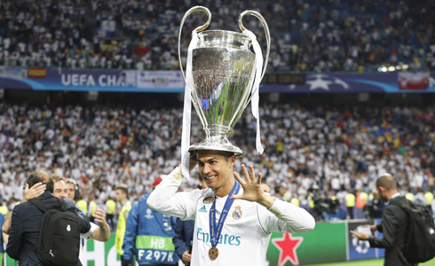 Cristiano Ronaldo takes a picture with his 5th Champions League trophy