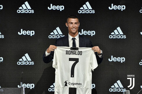 Cristiano Ronaldo holding his shirt in Juventus presentation day