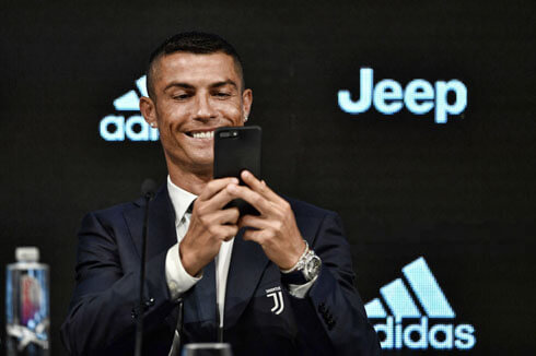 Ronaldo taking a photo with his smartphone in his Juventus presentation day