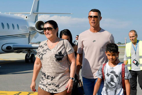 Cristiano Ronaldo arriving in Turin with his family