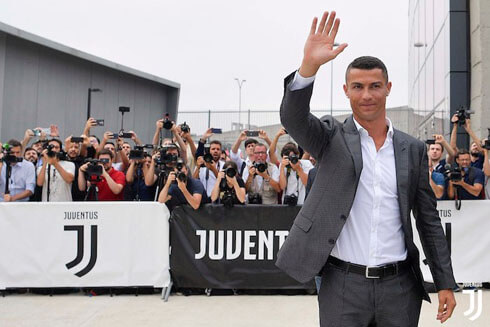 Cristiano Ronaldo saluting Juventus fans in Turin