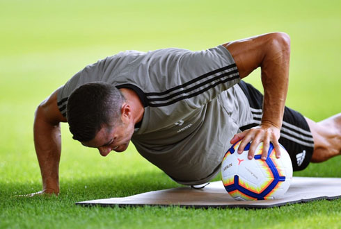 Cristiano Ronaldo doing push ups