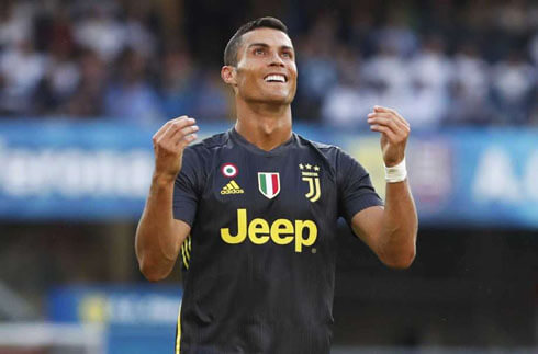 Cristiano Ronaldo Italian gesture in his first game in Italy
