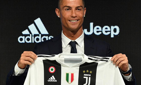 Cristiano Ronaldo holding Juventus shirt