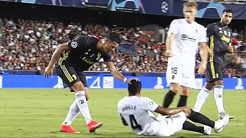 Cristiano Ronaldo pulling Murillo hair in Valencia vs Juventus in the Champions League in 2018