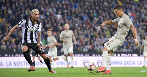 Cristiano Ronaldo strikes and scores with his left foot in Udinese 0-2 Juventus