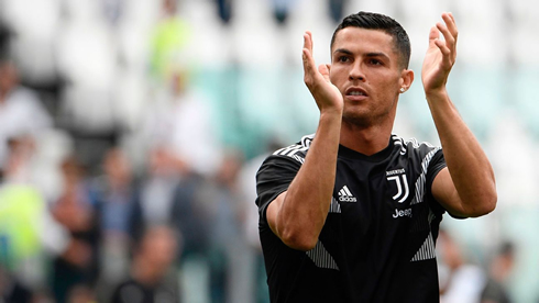 Cristiano Ronaldo thanking fans in Juventus game