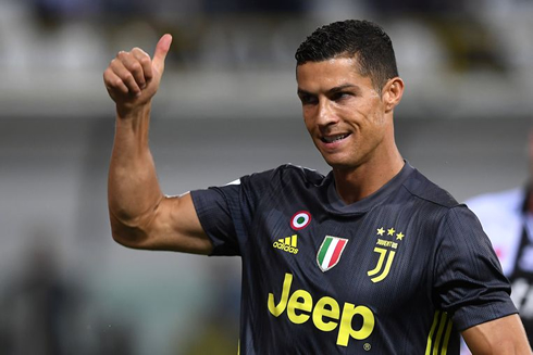 Cristiano Ronaldo thumbs up in Juventus