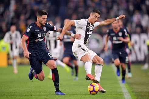 Cristiano Ronaldo protecting the ball in Juventus 3-1 Cagliari