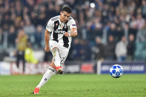 Cristiano Ronaldo leaning his body when hitting the ball in a free-kick
