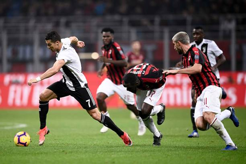 Cristiano Ronaldo beating several defenders in AC Milan vs Juventus