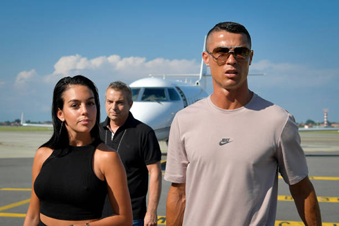 Georgina Rodriguez and Ronaldo arriving to Italy