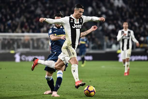 Cristiano Ronaldo getting past a defender in Juventus 2-0 SPAL