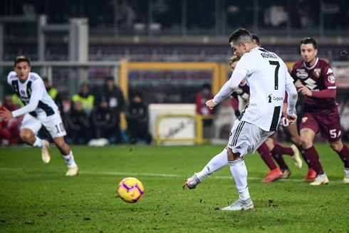 Cristiano Ronaldo converts the penalty-kick in Torino 0-1 Juventus