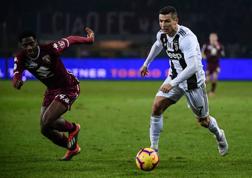 Cristiano Ronaldo running faster than a defender in Torino 0-1 Juventus