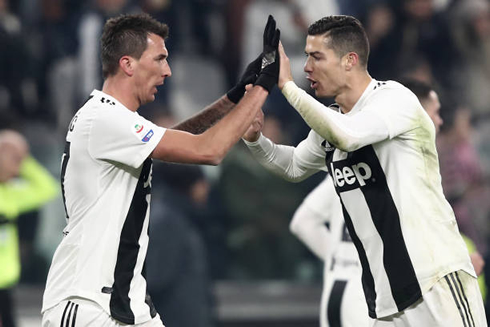 Cristiano Ronaldo and Mandzukic motivating each other