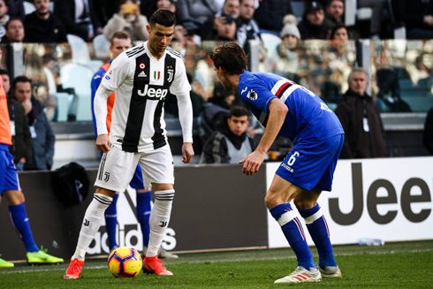 Cristiano Ronaldo looking his defender in the eyes before a dribbling action