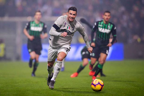 Cristiano Ronaldo running forward in Sassuolo vs Juventus