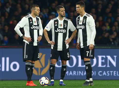 Bernardeschi, Pjanic and Ronaldo discussing who takes the free-kick