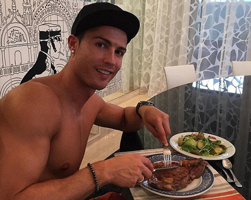 Cristiano Ronaldo eating healty a steak and a salad